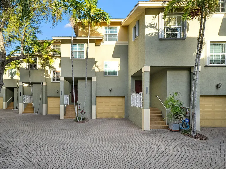 1213 Tequesta St — Photo 2