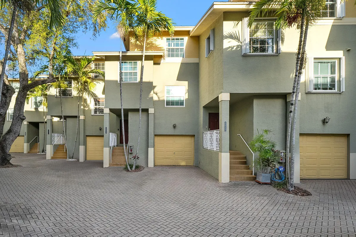 Building Photo - 1213 Tequesta St