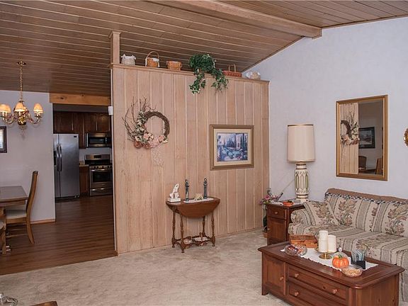 4th image of 837 Hollywood Dr