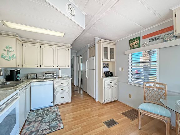 3rd image of 411 Quinto Ln