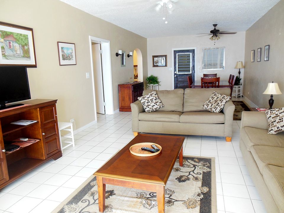 Bright open living & dining 