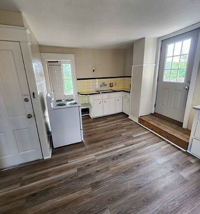 3rd image of 952 W 29th St #2
