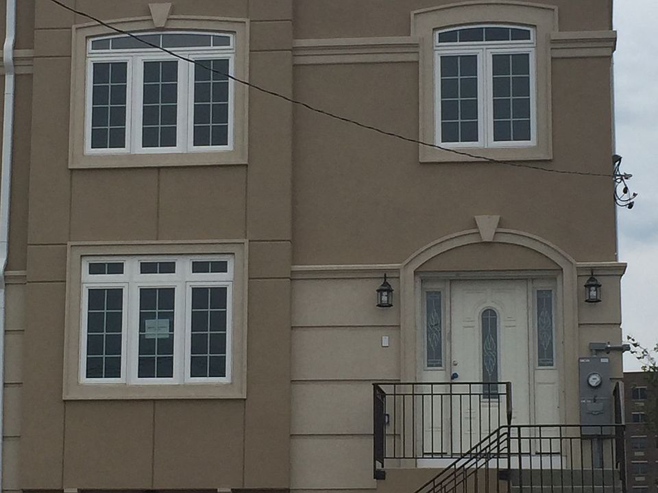1st image of 818 Jarvis Ave