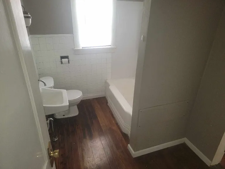 127 Kingman Ave E — Photo 7