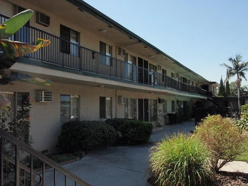 2 bed, 1.5 bath, 950 sqft, $2,800 — Photo 4