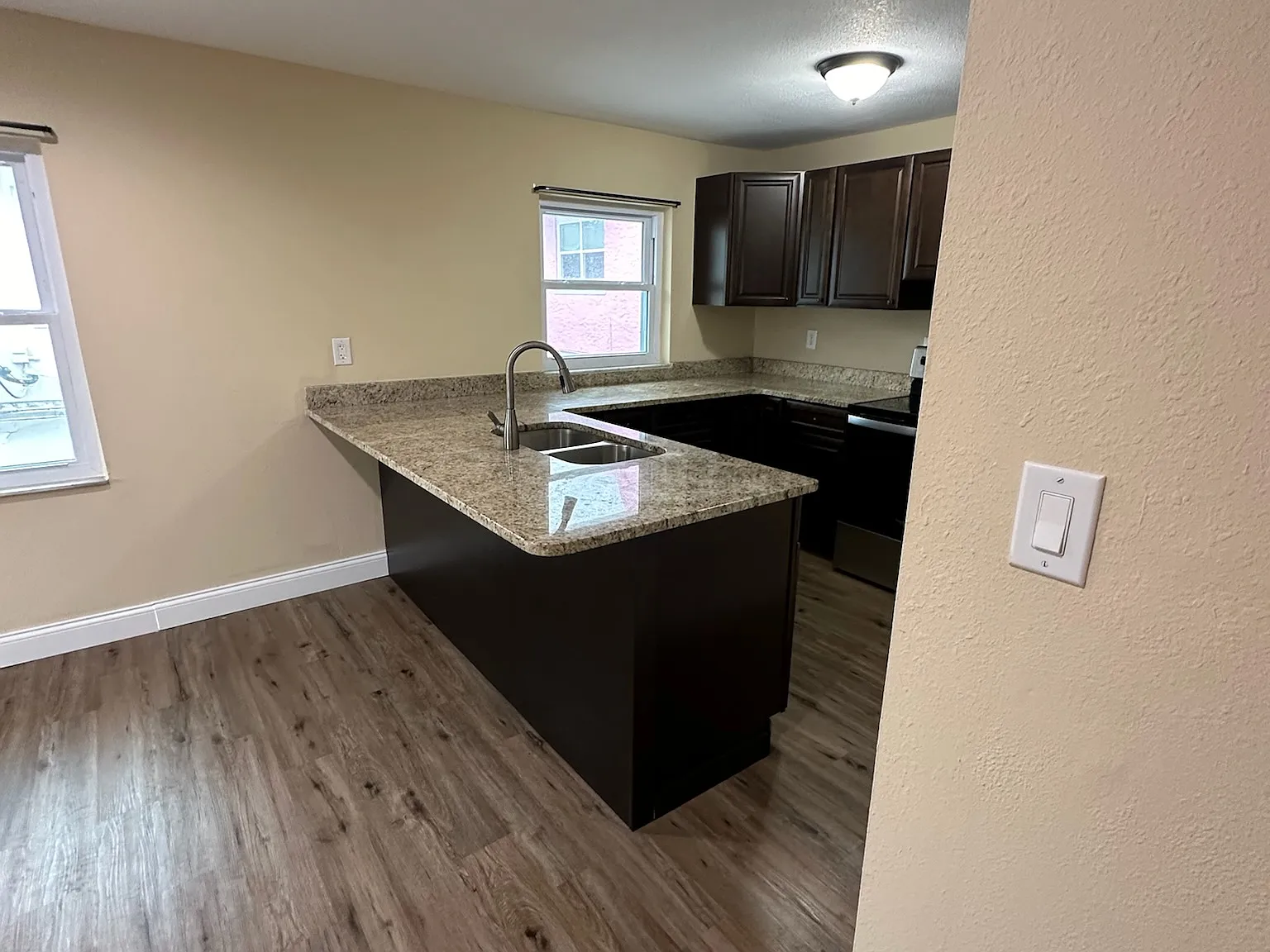 2 bed, 900 sqft, $1,600 — Photo 4