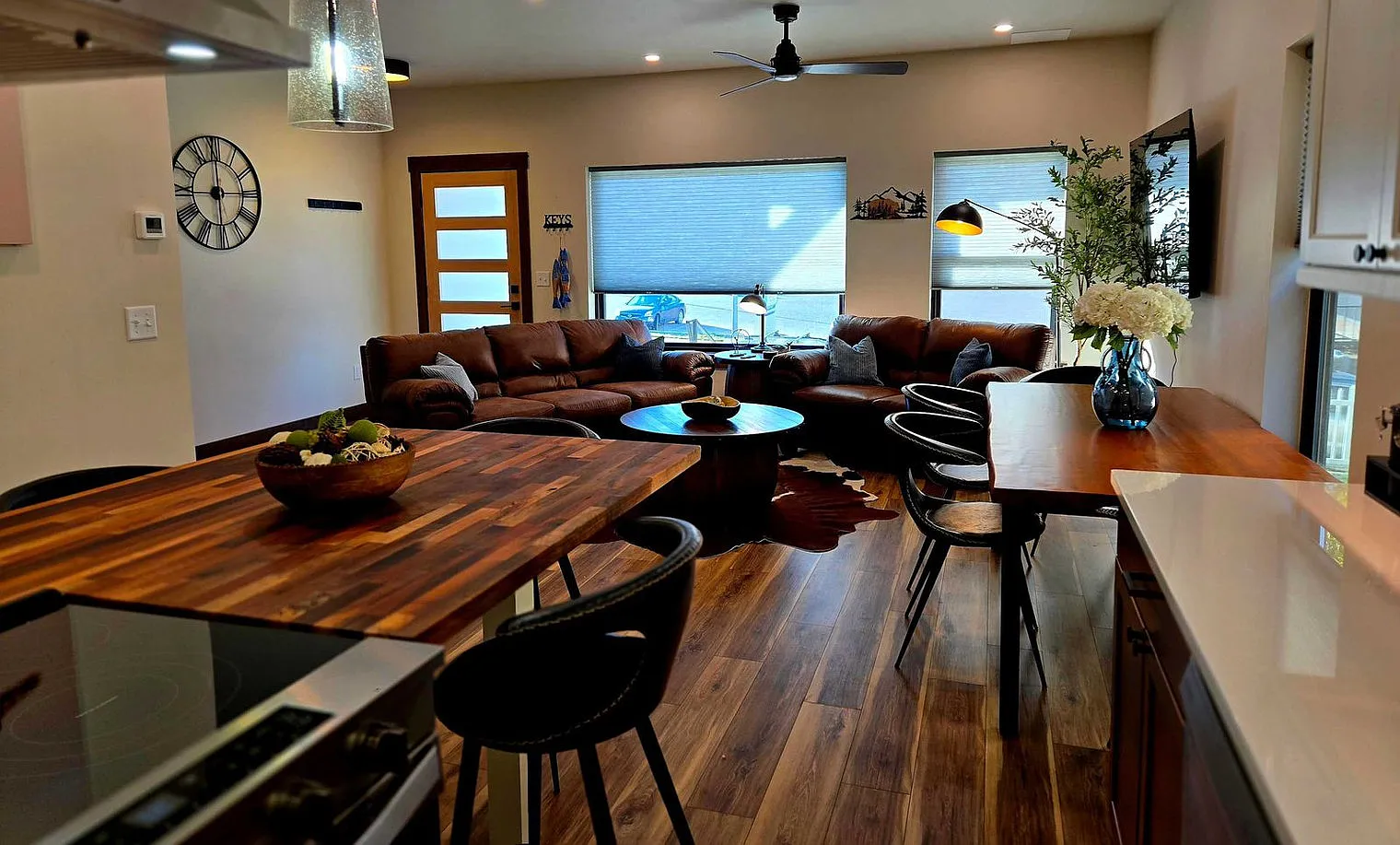 3 bed, 2.0 bath, 1689 sqft, $5,220 — Photo 4