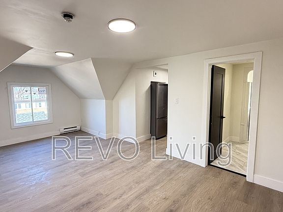 3rd image of 4585 Ryerson Cres Unit 3