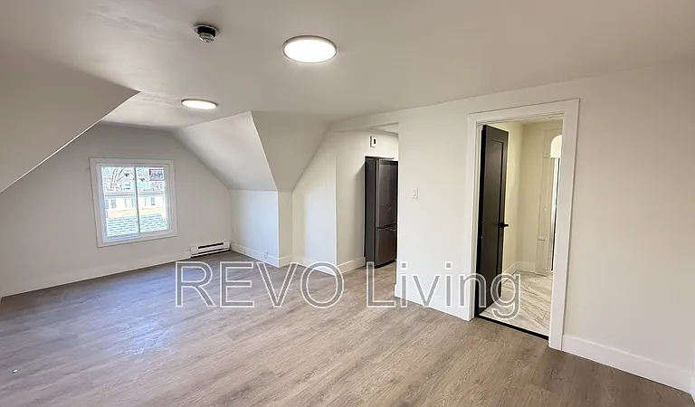 4585 Ryerson Cres #3 — Photo 3