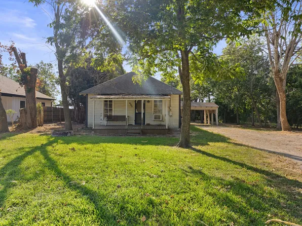 605 S Main St, West, TX 76691