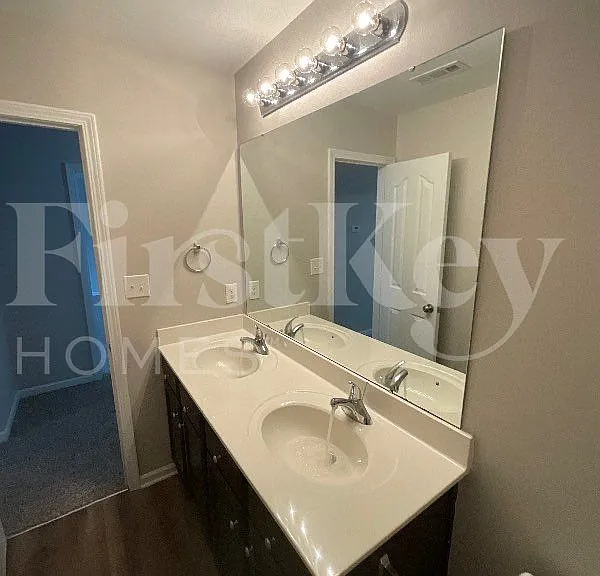 1800 Eastway Dr — Photo 9