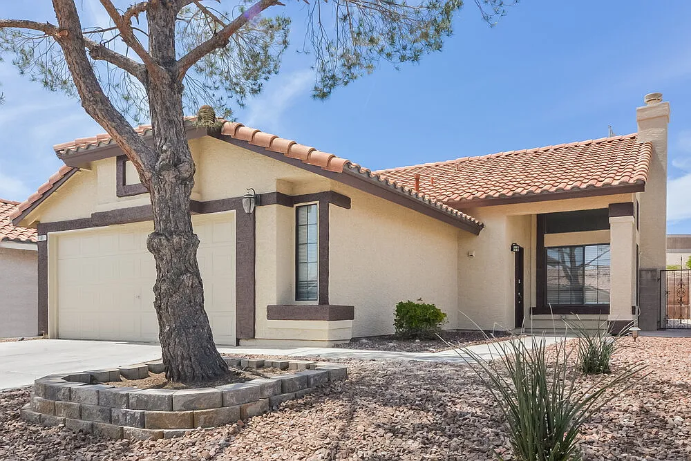 3 bed, 2.0 bath, 1238 sqft, $2,020 — Photo 3