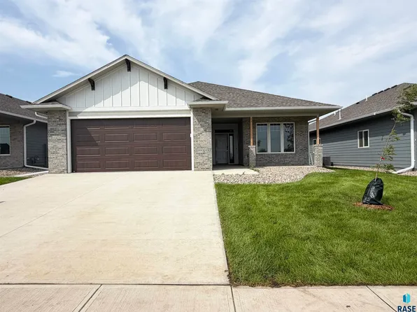 5909 S Huntwood Ave, Sioux Falls, SD 57108