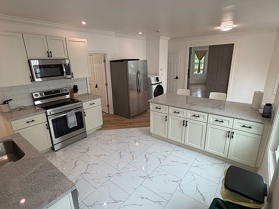 5th image of 19 Reeves St APT 1