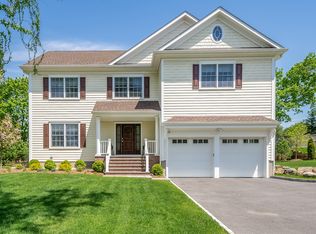 11 Hillandale Dr, New Rochelle, NY 10804