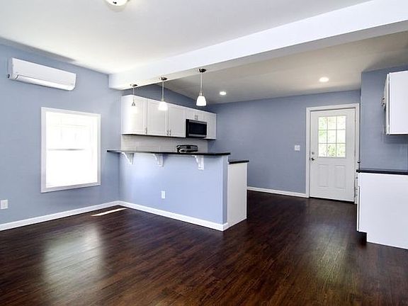 3rd image of 132 King St #2