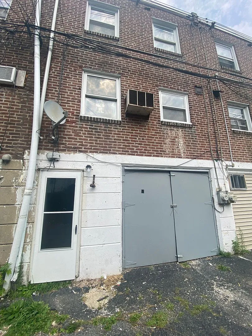 Gorgeously Remodeled 3 BR Townhome w/ Garage & Oil heat! in Upper Darby — Photo 4