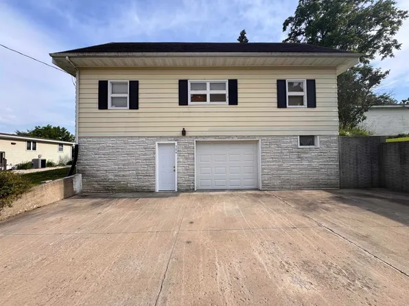 306 3rd Ave NW, Waukon, IA 52172