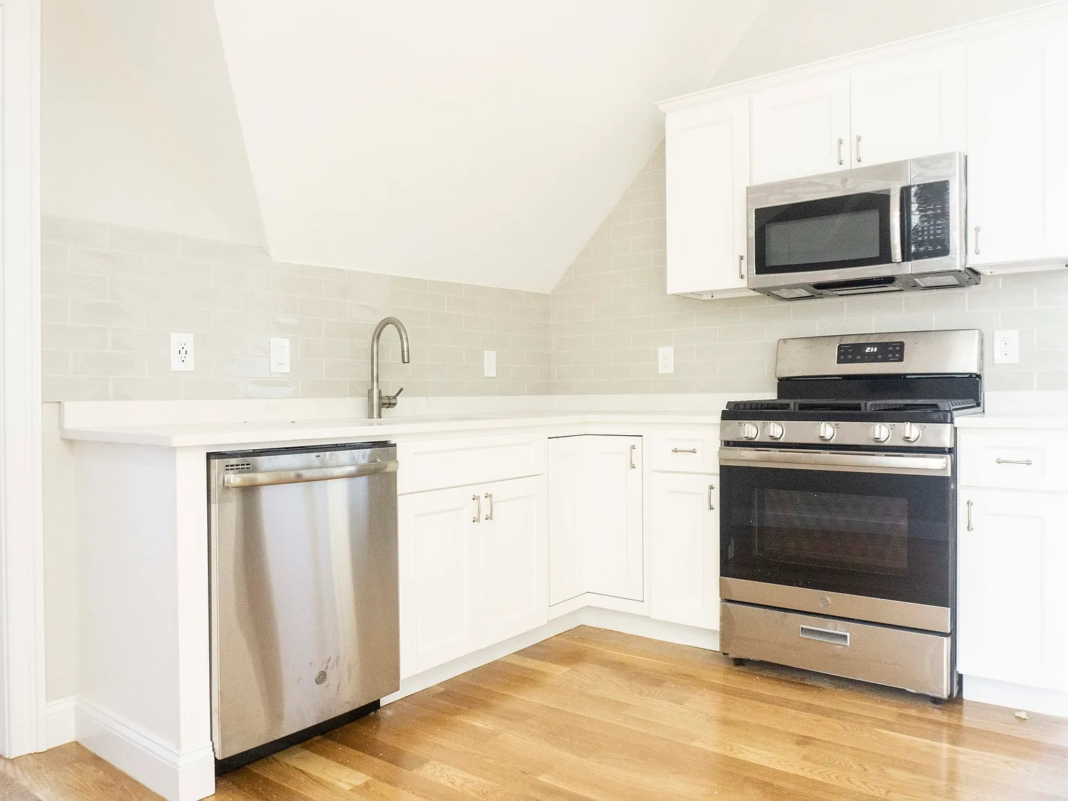 2 bed, 800 sqft, $4,100 — Photo 3