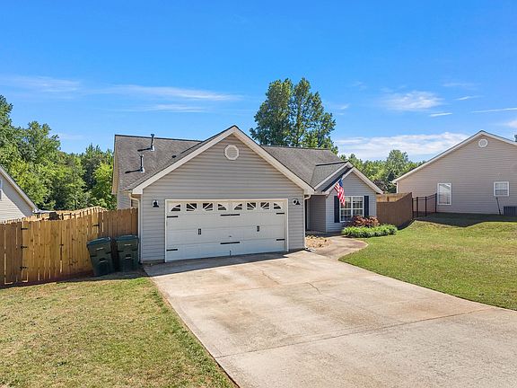 3rd image of 422 Lily Pond Ln