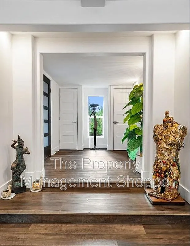 7 bed, 4.0 bath, 4244 sqft, $14,000 — Photo 3