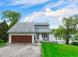 6103 Lake Shore Dr, Oakwood Hills, IL 60013