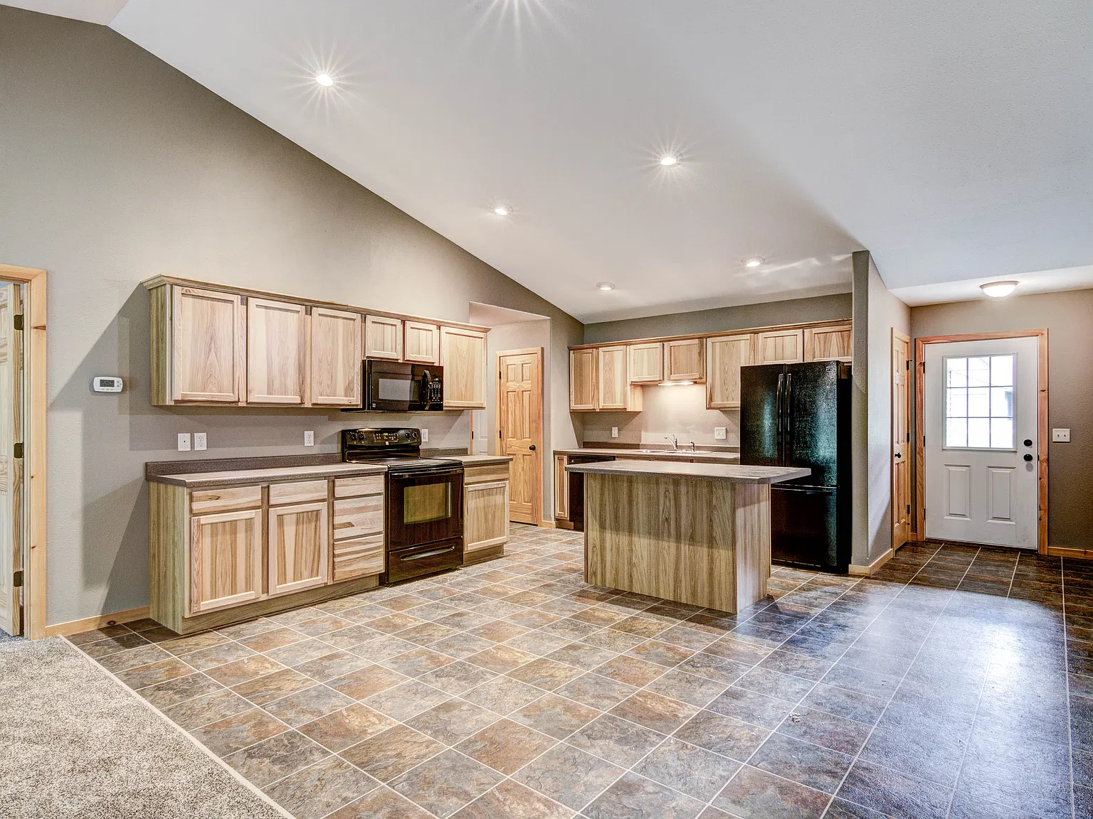 3 bed, 1900 sqft, $1,755 — Photo 3