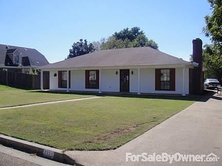 7371 Chippendell Dr : Nicely maintained yard