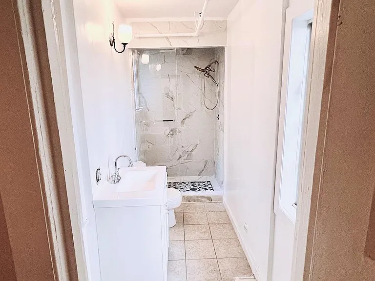 Bathroom 2 (angle 2)