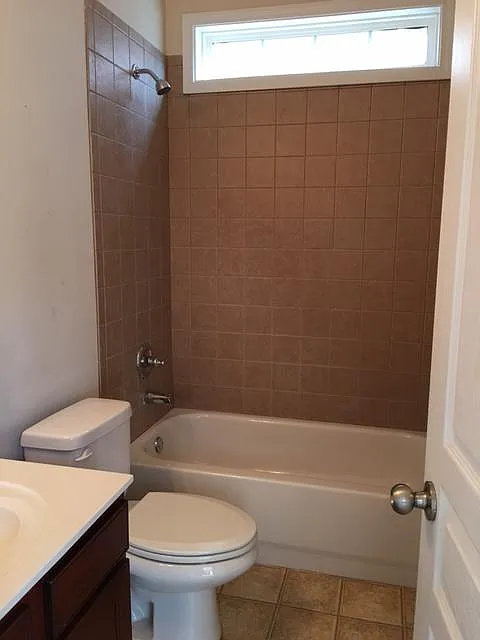 5 bed, 2.5 bath, 3411 sqft, $2,900 — Photo 3
