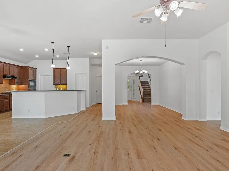 209 Canterbury Dr — Photo 2