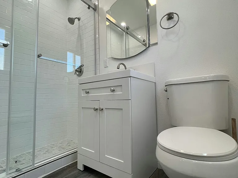 1030 E 2nd St #12 — Photo 22