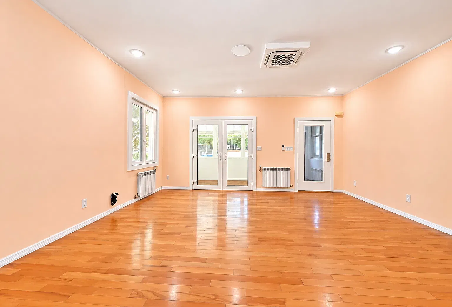 2561 Fenton Avenue — Photo 4