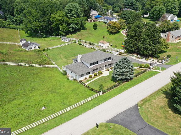5th image of 202 Woodlawn Dr