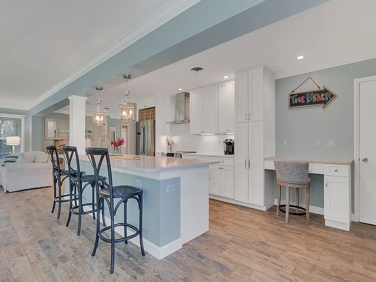 706 Iris Ln — Photo 12