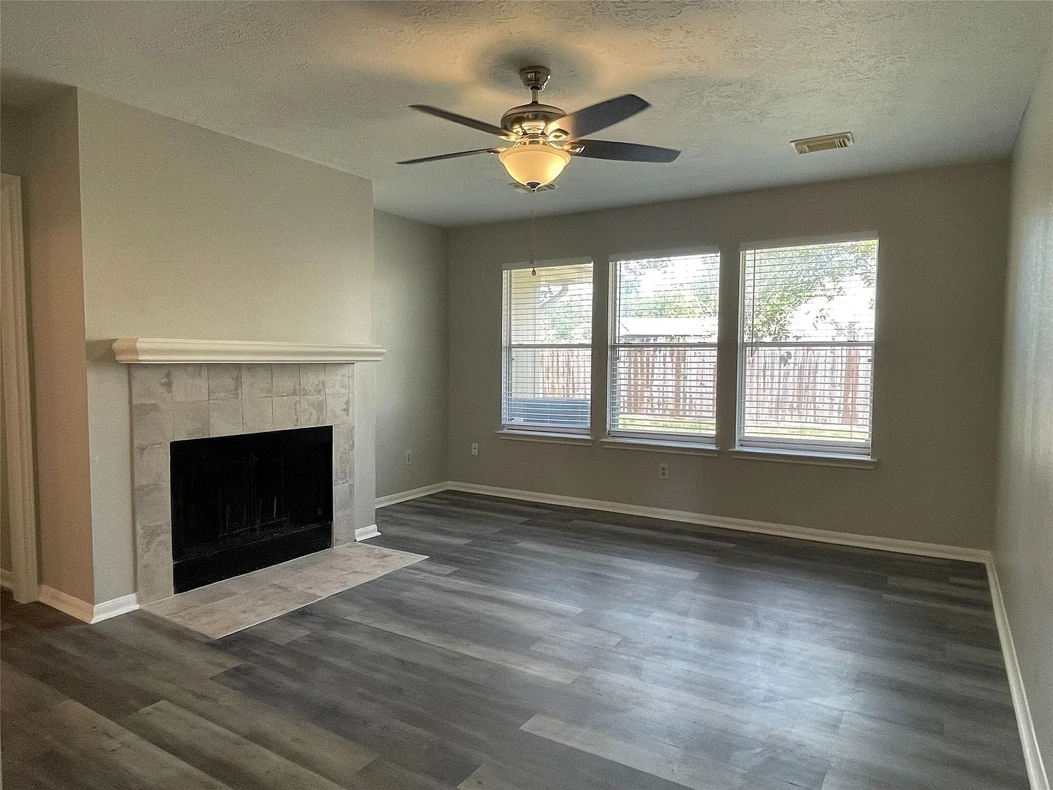 3 bed, 2.0 bath, 1591 sqft, $2,000 — Photo 4