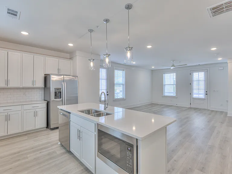1589 Residences — Photo 13