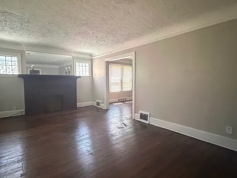 15703 Northlawn St — Photo 5