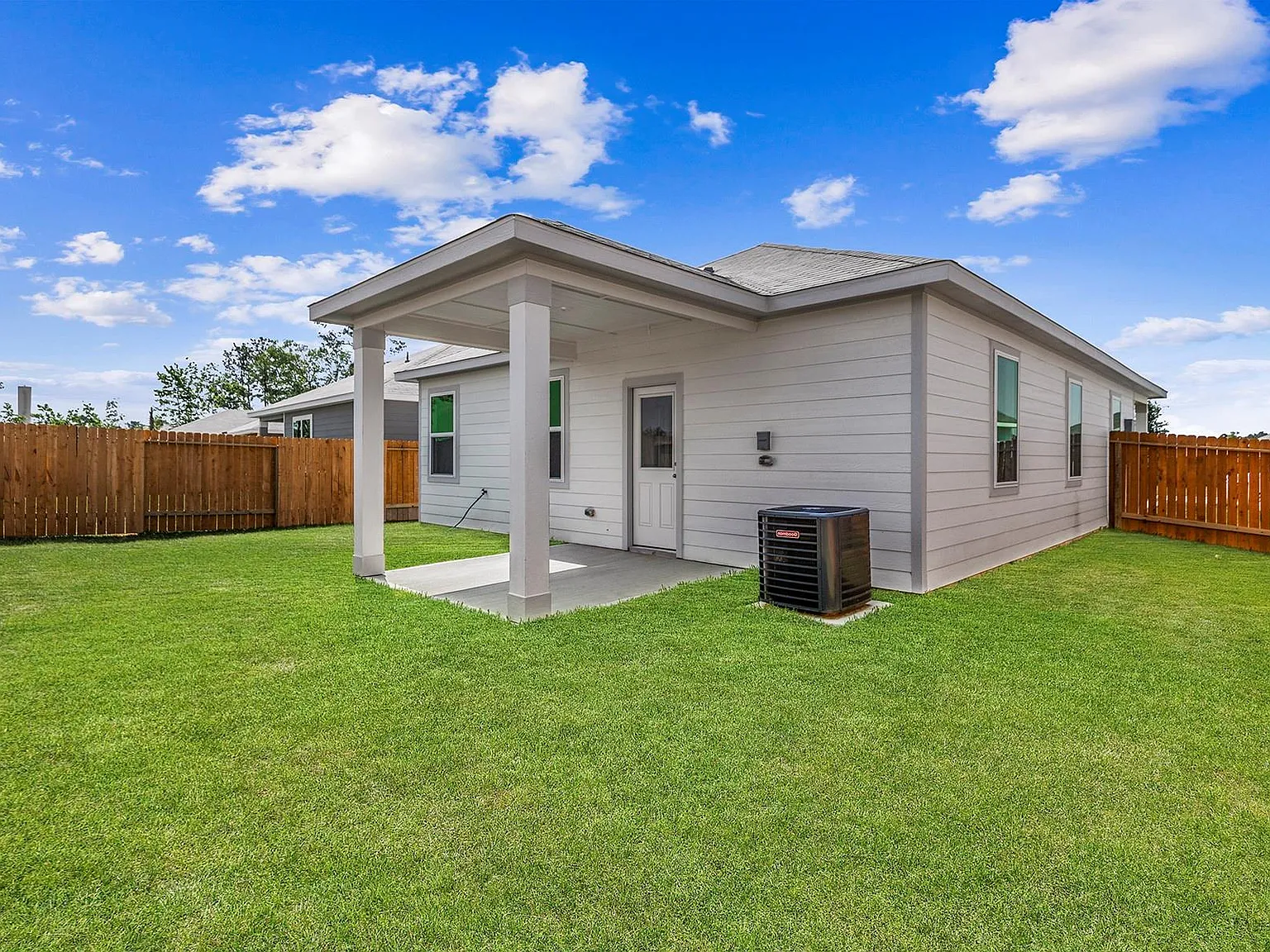 3 bed, 2.0 bath, 1306 sqft, $1,770 — Photo 2