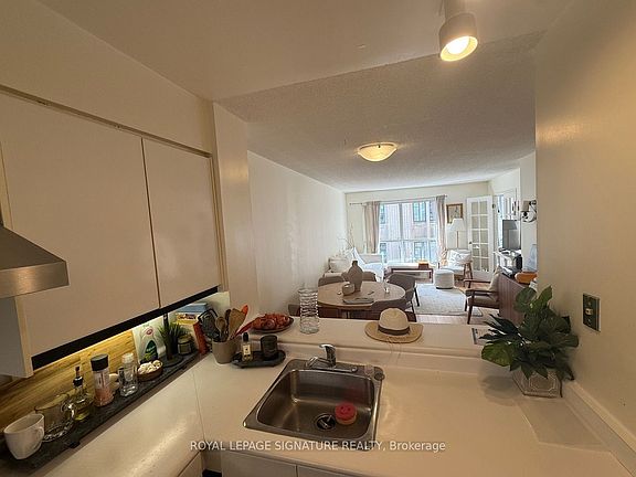 5th image of 7 Carlton St #707