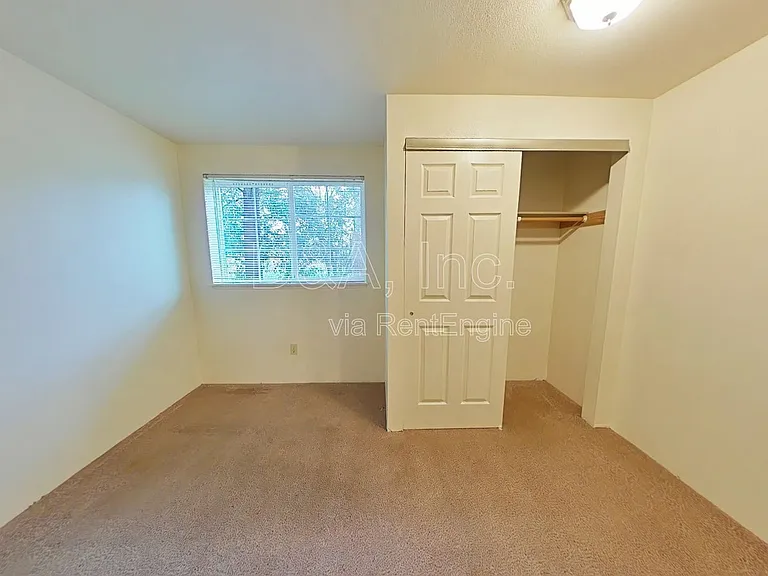 355 SE Lilly Ave #B — Photo 9