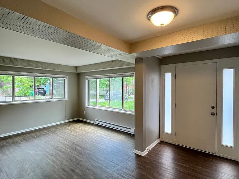 Stunning / Extra Large 1-Bedroom! Faux Hardwood Floors, Washer & Dryer, Stainless Appliances & Pe... — Photo 11