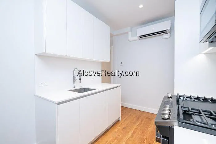 2 bed, 1.0 bath, 750 sqft, $3,600 — Photo 3