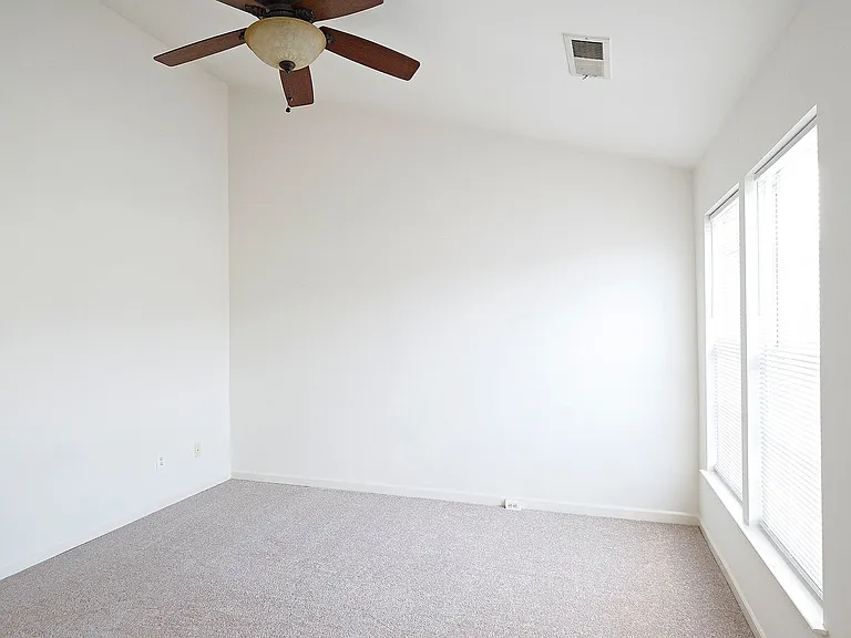 920 Rainier Rd — Photo 10