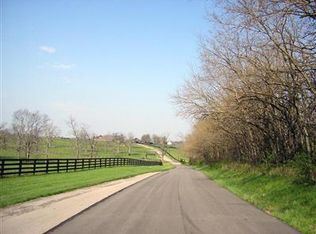 100 Stirling Ln, Versailles, KY 40383