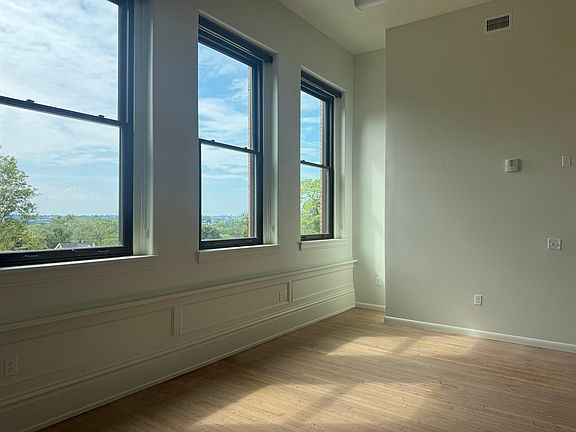 5th image of 304 Cedarhurst St #105