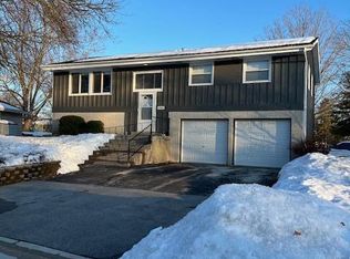 W160N9506 Chippewa Dr, Menomonee Falls, WI 53051
