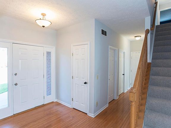 3rd image of 7945 Laurelwood Dr