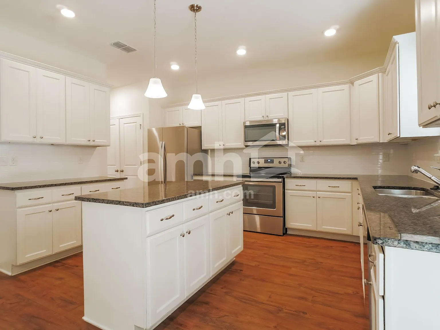 4 bed, 2.5 bath, 2458 sqft, $2,595 — Photo 4