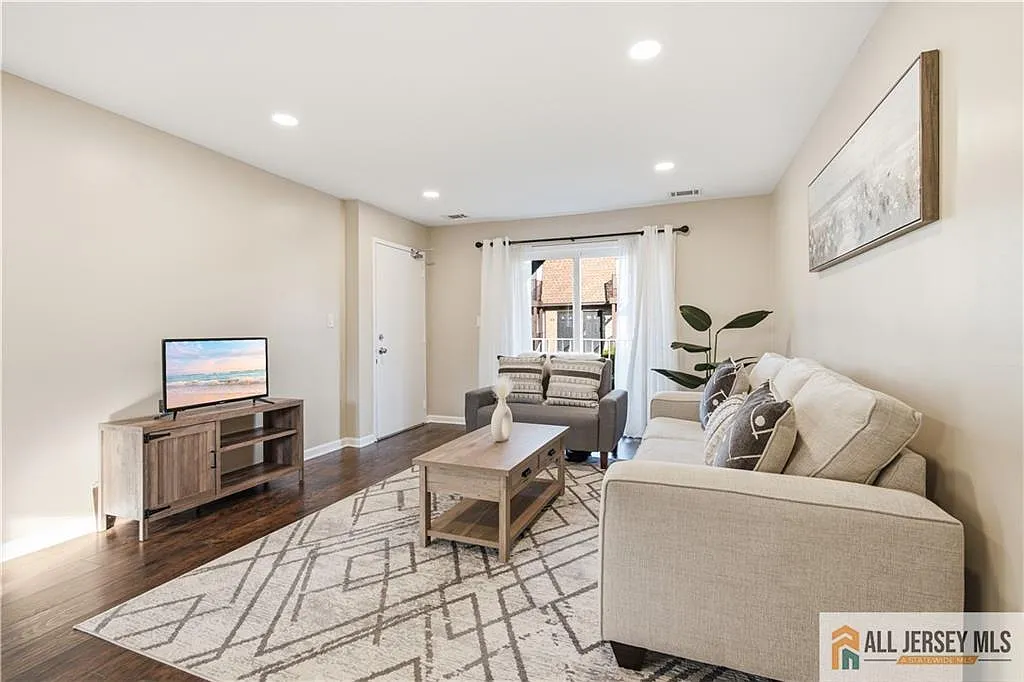 1 bed, 1.0 bath, $1,950 — Photo 3